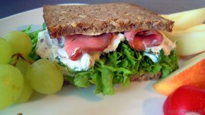 Vollkornsandwich mit roastbeef und frühlingsquark