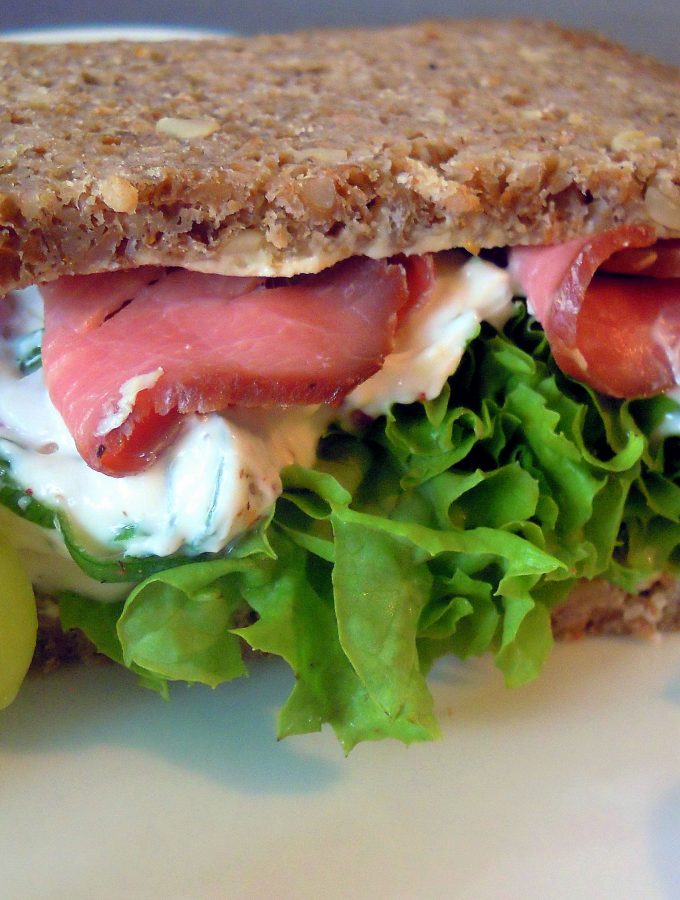 Vollkornsandwich mit roastbeef und frühlingsquark