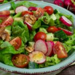 Würziger bunter Salat mit Walnüssen
