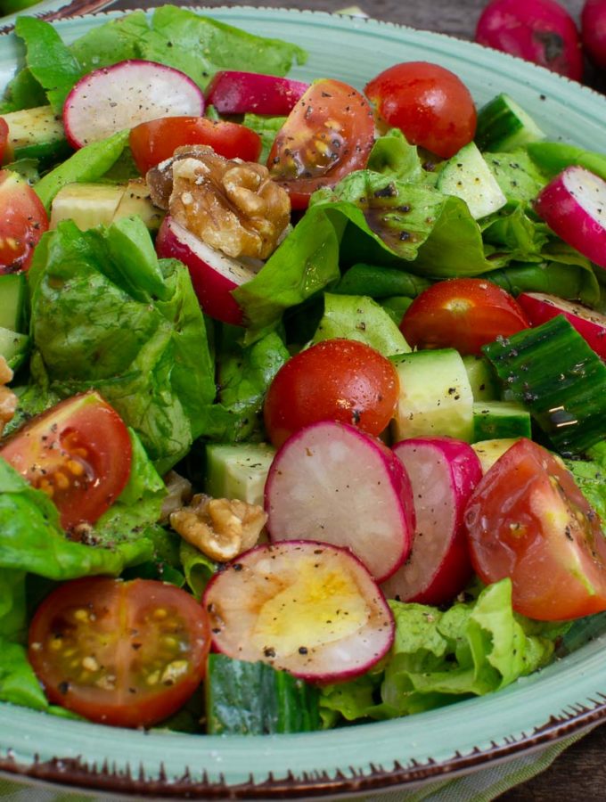 Würziger bunter Salat mit Walnüssen