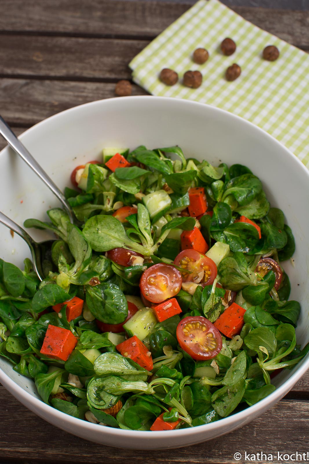 Grüner Salat mit rotem Pestokäse und Nüssen - Katha-kocht!