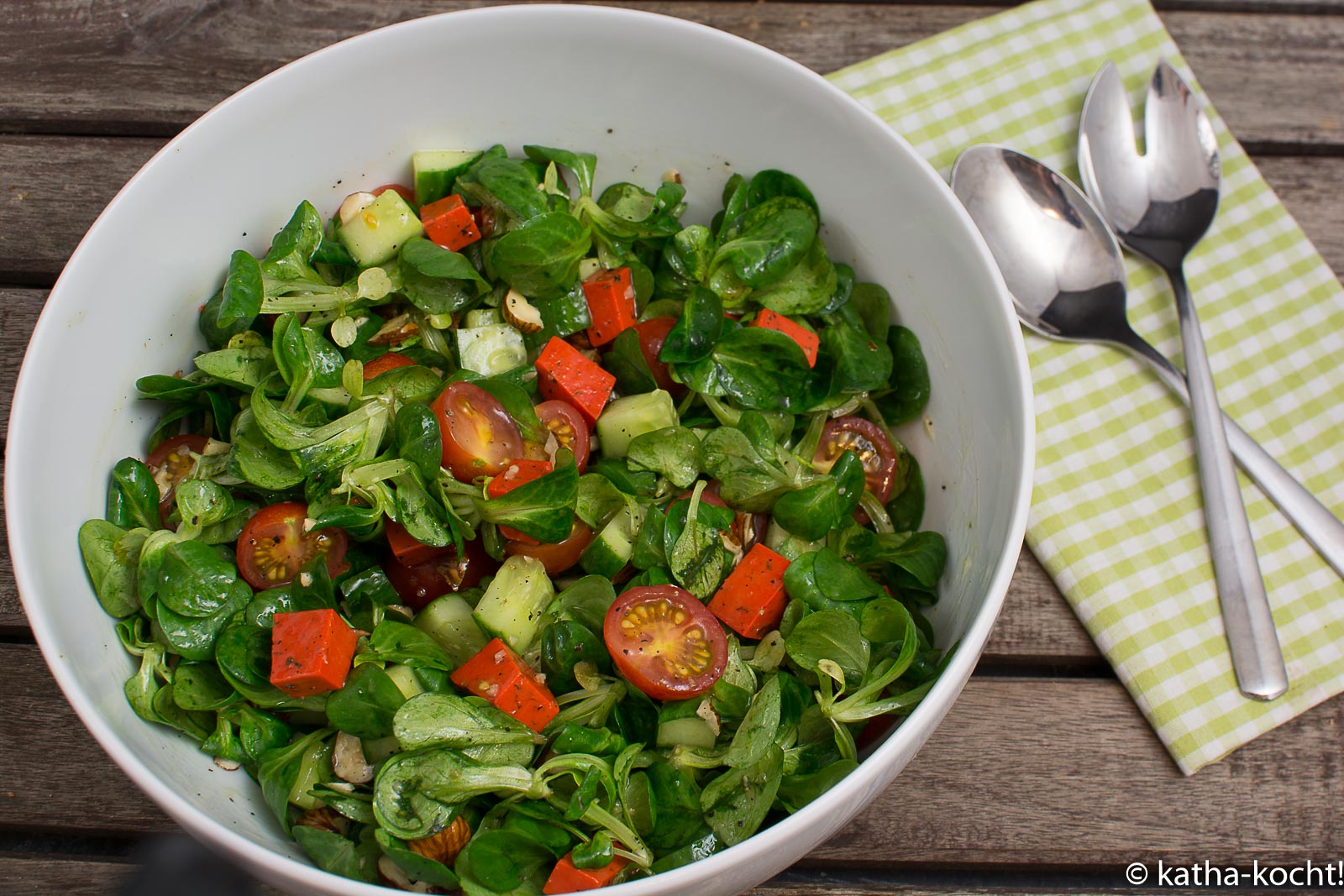 Grüner Salat mit rotem Pestokäse und Nüssen - Katha-kocht!