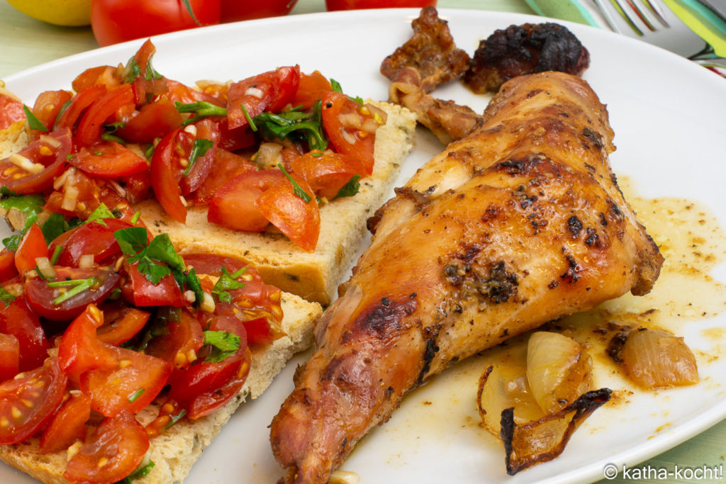 Kaninchen mit Speck und Zitrone aus dem Backofen und Bruschetta auf Rosmarinbrot