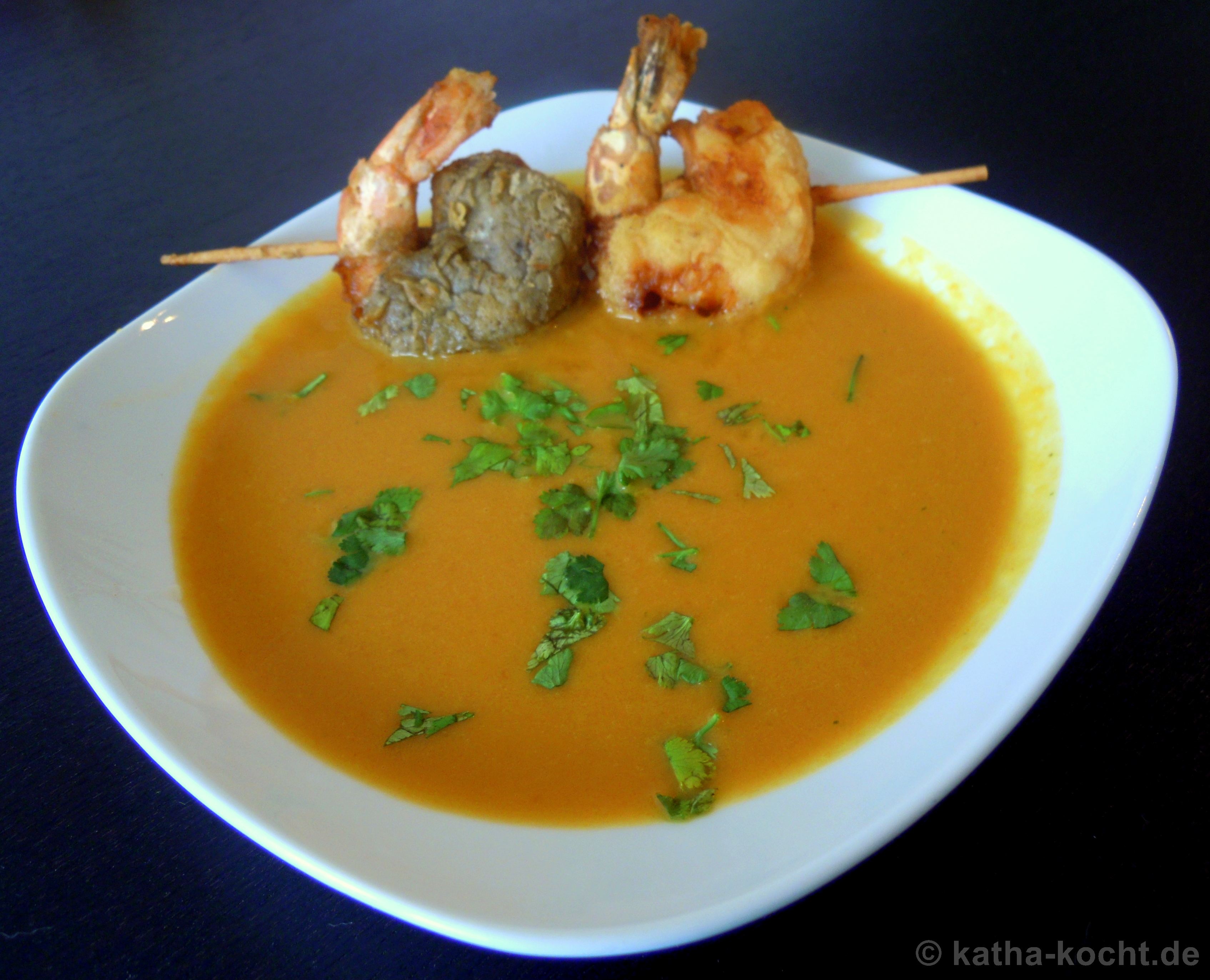 Karotten-Kokos Suppe mit Koriander und Garnelenspieß