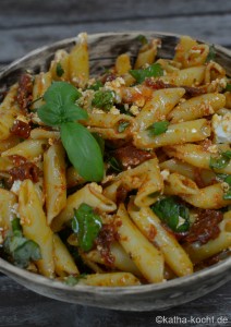 Nudelsalat mit getrockneten Tomaten und Schafskäse