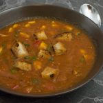 Tomaten-Zucchini Suppe mit  Basilikum und Brotcroutons