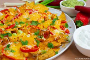 Nachos mit Paprika, Koriander, Frühlingszwiebeln und Käse Vegetarische Nachos mit Paprika und Koriander