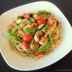 Bunte Tagliatelle mit Flusskrebsen und grünem Spargel