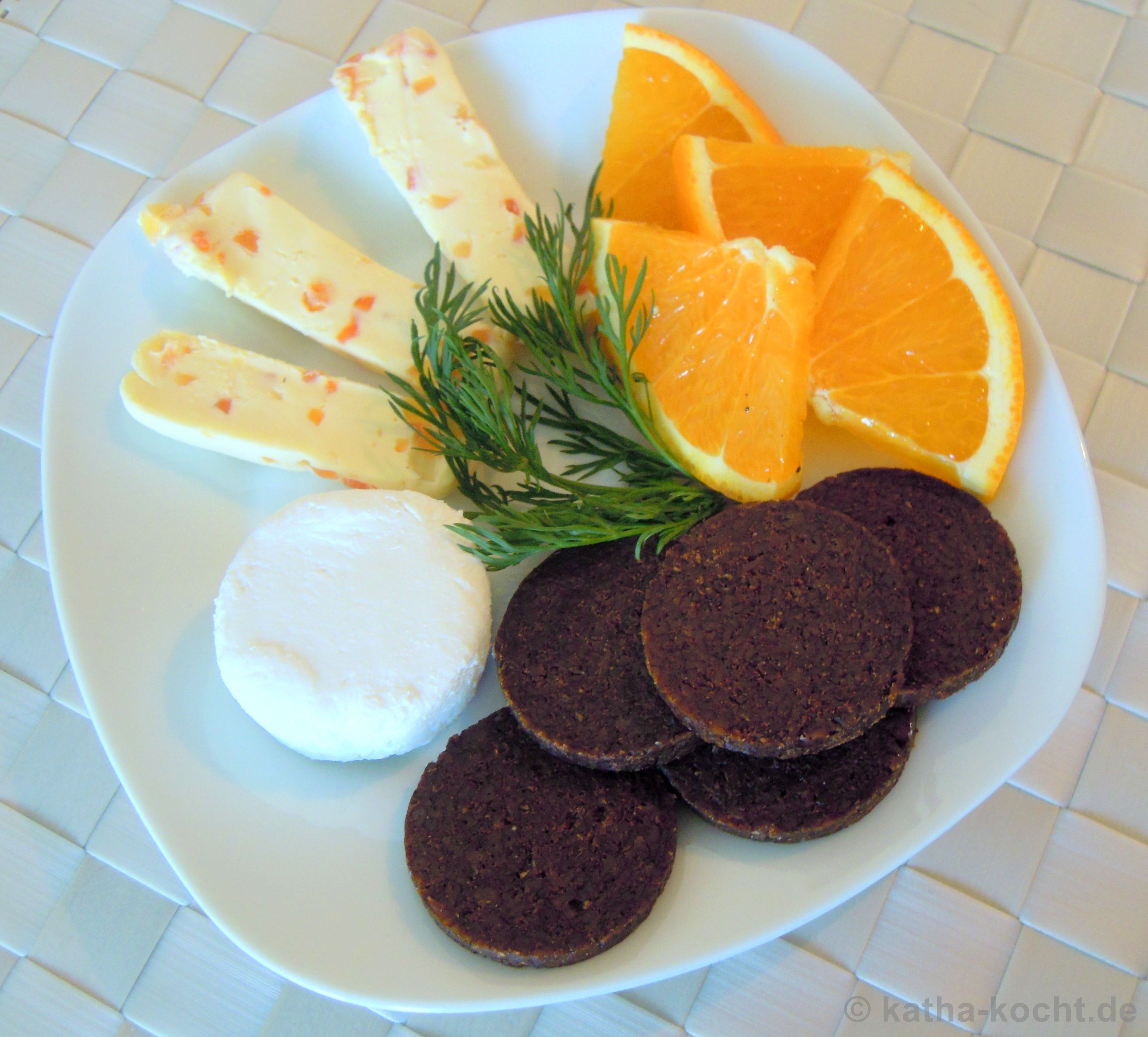 Fruchtige Käsehäppchen mit Pumpernickel