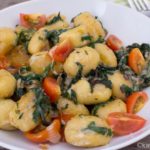 Gnocchi-Pfanne mit Spinat, Tomaten und Käse