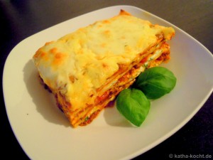 Lasagne mit Hackfleisch-Tomatensauce und Basilikumcréme