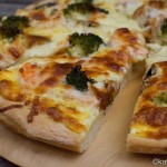 Lachs Pizza mit Garnelen und Sauce Hollandaise