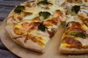 Lachs Pizza mit Garnelen und Sauce Hollandaise