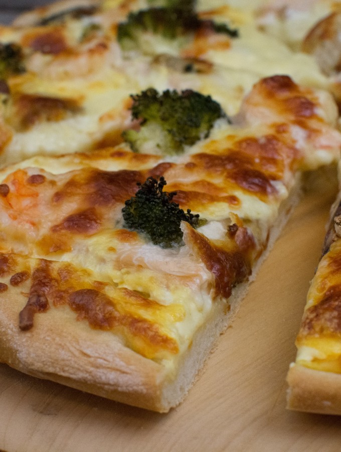 Lachs Pizza mit Garnelen und Sauce Hollandaise