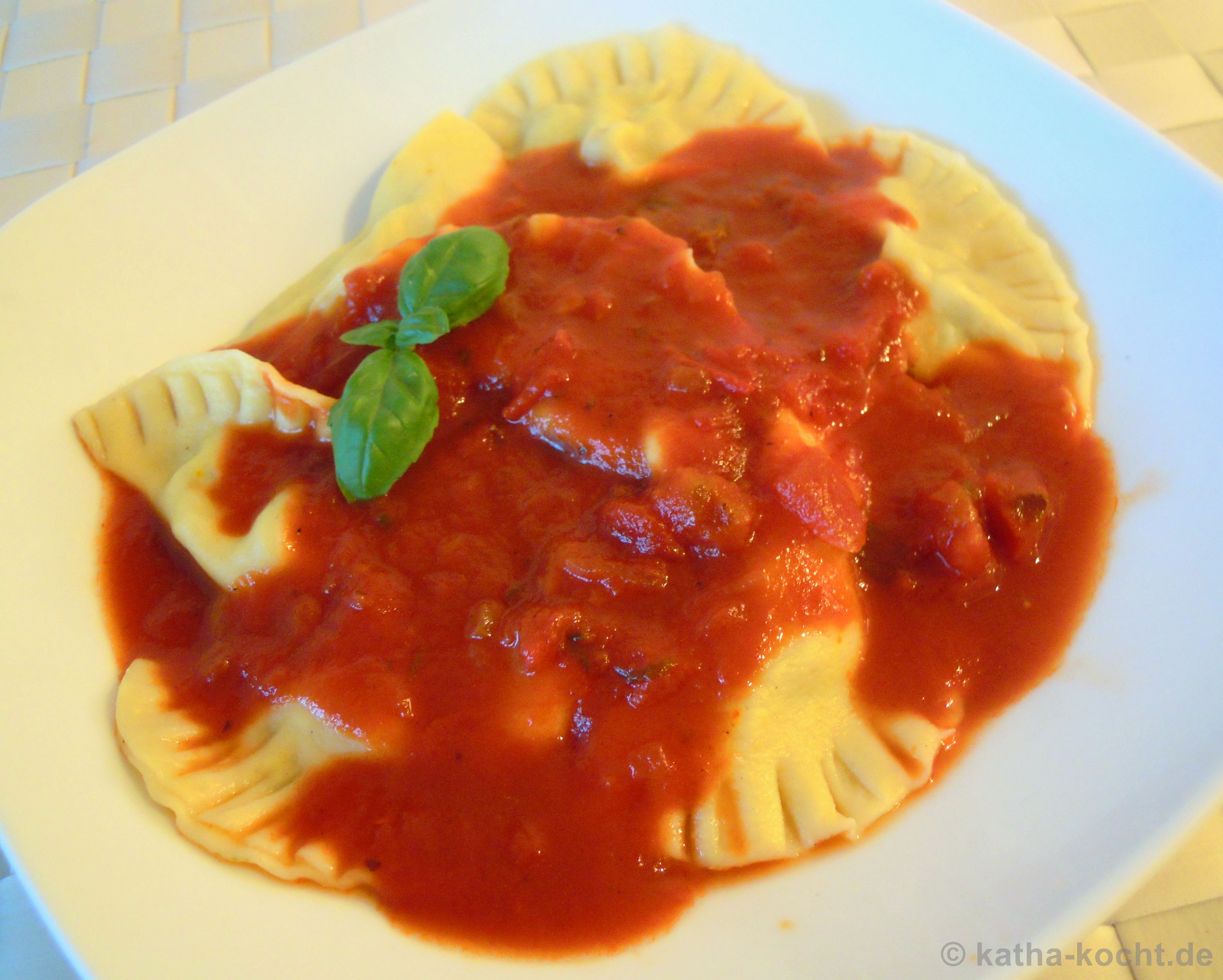 Safran-Ravioli mit Rinderfilet-Ricotta Füllung in Tomatensauce