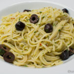 Spaghetti con olio mit Oliven und Bärlauch