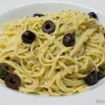 Spaghetti con Olio mit Oliven und Bärlauch