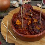 Tapas – Pikante, gebratene Salami mit Knoblauch