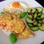 Überbackenes Tomatenschnitzel mit Gurkensalat