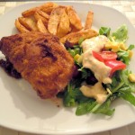 Selbstgemachtes Cordon Bleu mit Pommes und Salat