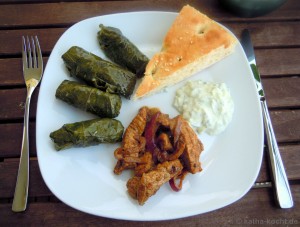 Geschnetzeltes nach Gyrosart mit gefüllten Weinblättern und Tsatziki