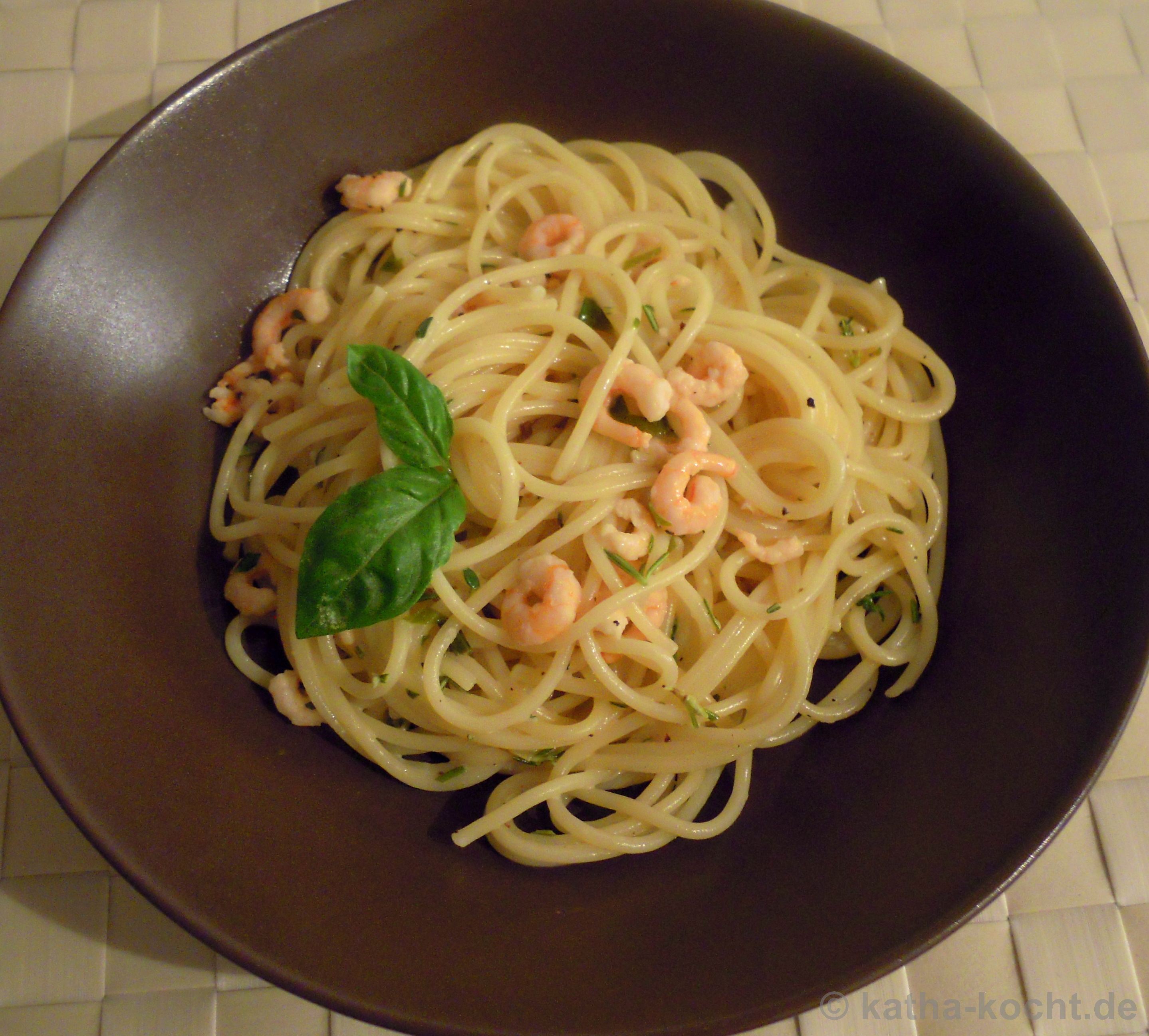 Spaghetti mit Garnelen und Kräutern in Weißwein-Sahnesauce - Katha-kocht!