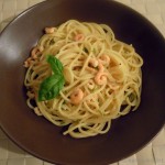 Spaghetti mit Garnelen und Kräutern in Weißwein-Sahnesauce