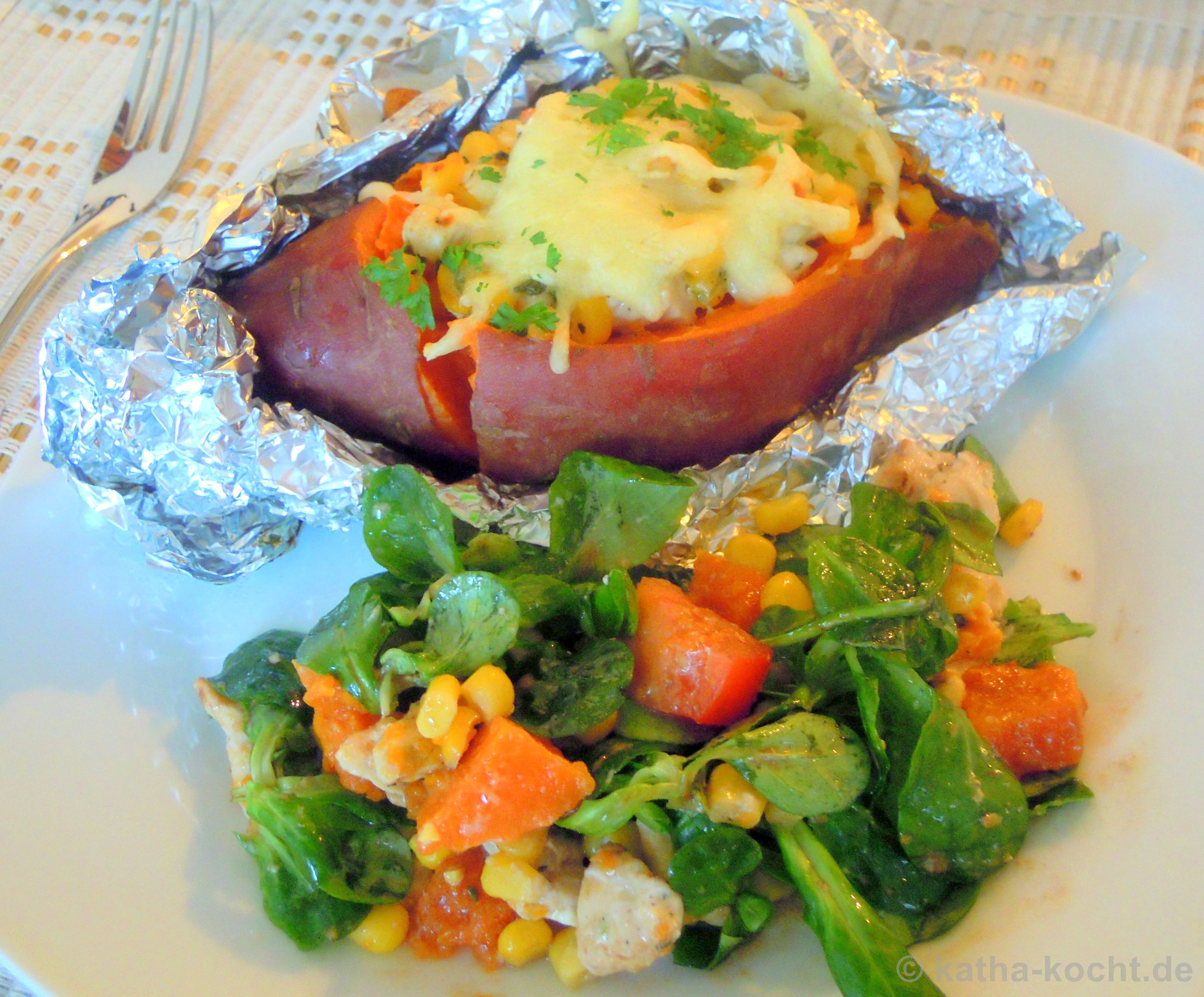 Süßkartoffel mit Hähnchen-Ziegenkäse Füllung und Salat