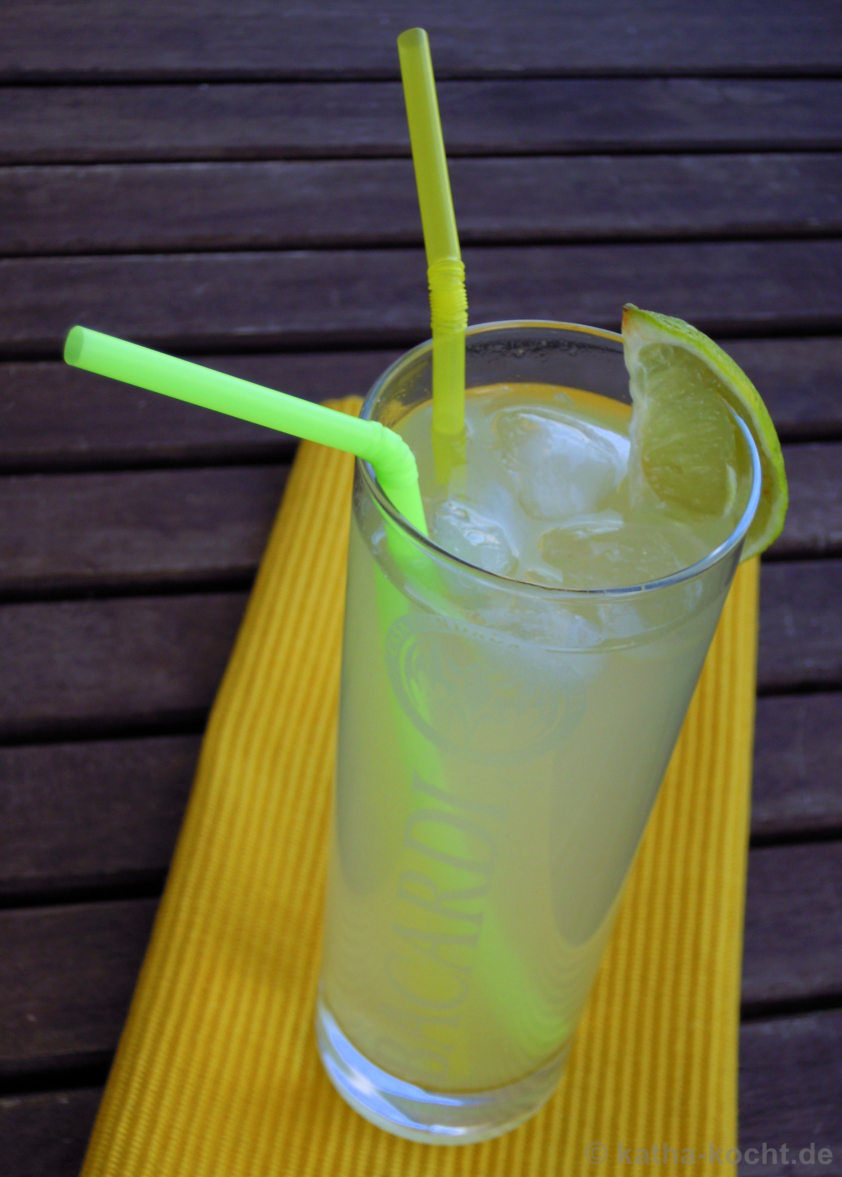 Zitroniger Ananas-Rum Longdrink