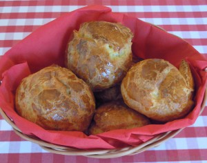 Gougères - französische Käse-Brandteigkrapfen Gougères - französische Käse-Brandteigkrapfen