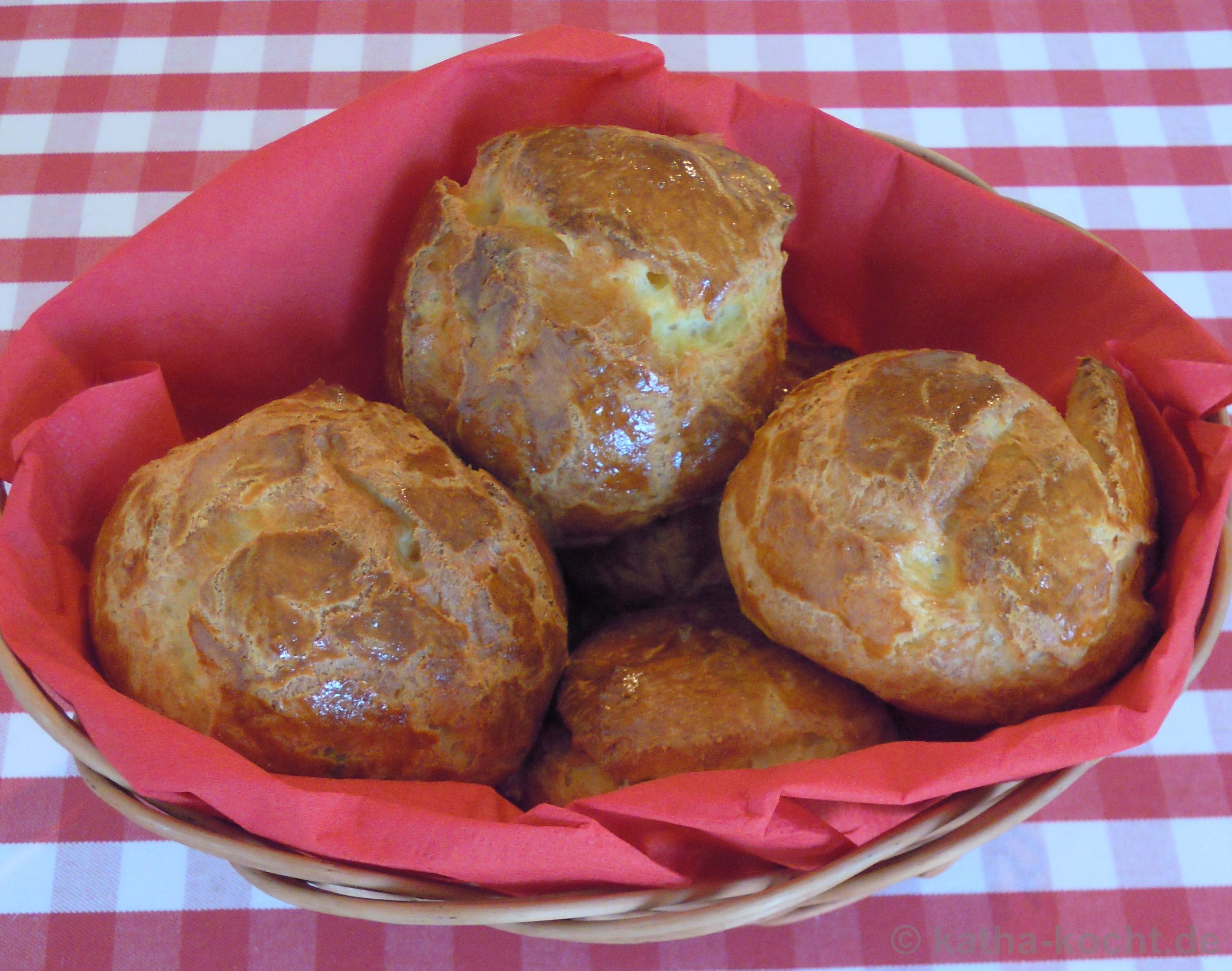 Gougères - französische Käse-Brandteigkrapfen