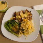 Orientalische Hähnchenbrust mit fruchtigem Couscous, Mango-Ingwer-Sauce und gebratenem Römersalat