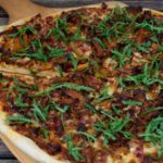 Pizza mit Pfifferlingen und Bacon