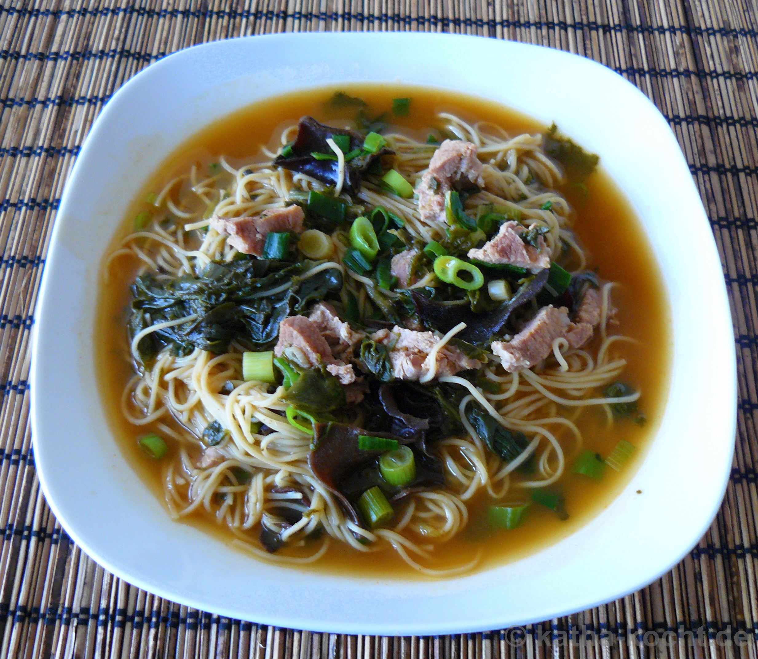 Scharfe, asiatische Nudelsuppe mit Schweinefleisch