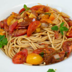 Spaghetti mit Chorizo-Tomatensalat Sauce