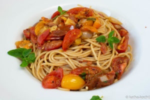 Spaghetti mit Chorizo-Tomatensalat Sauce