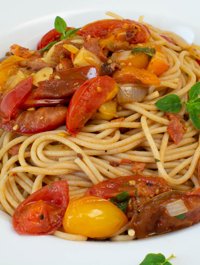 Spaghetti mit Chorizo-Tomatensalat Sauce