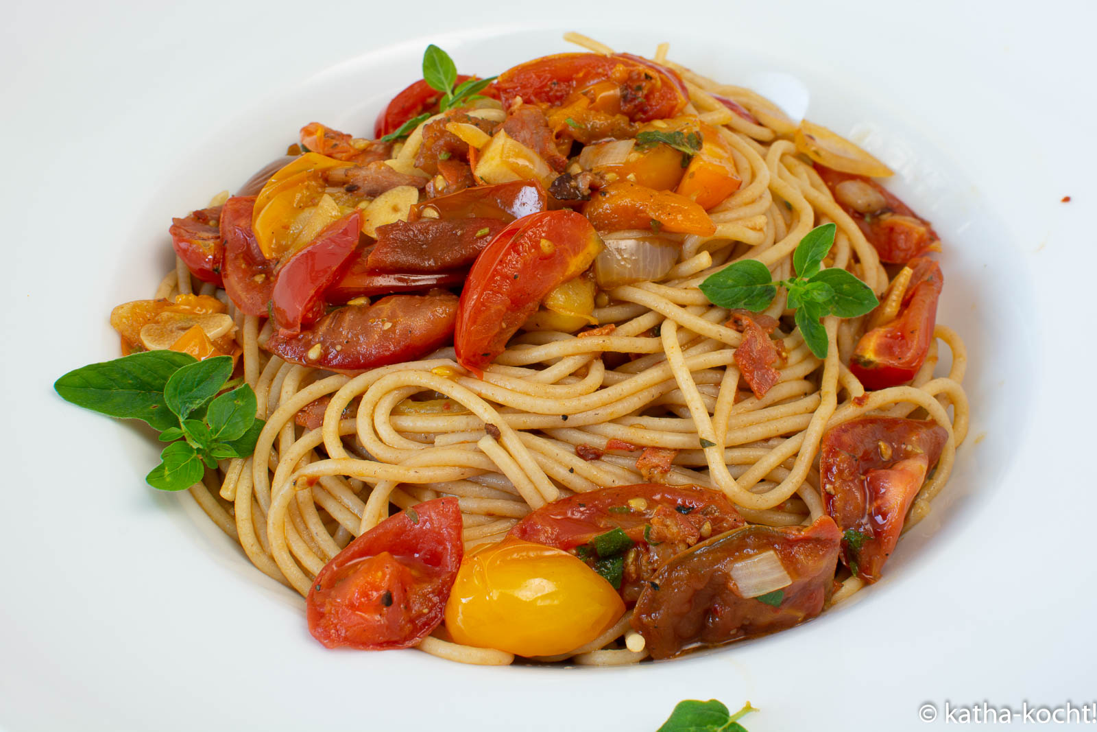 Spaghetti mit Chorizo-Tomatensalat Sauce - Katha-kocht!