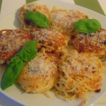 Spaghetti-Nester mit Schafskäse, getrockneten Tomaten und Parmesan