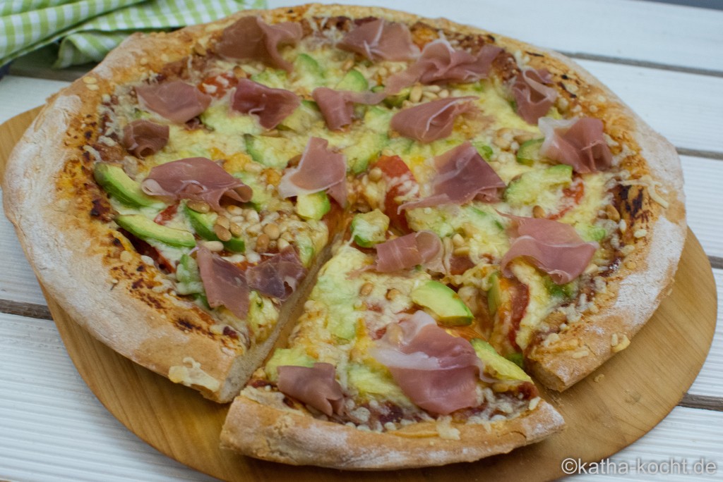 Schinken-Avocado Pizza mit Pinienkernen