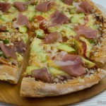 Schinken-Avocado Pizza mit Pinienkernen