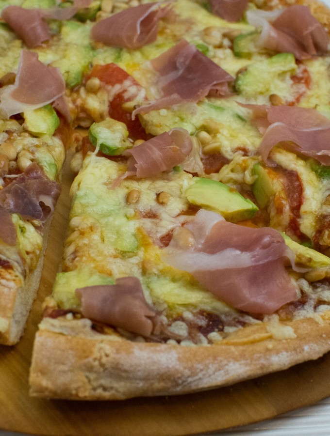 Schinken-Avocado Pizza mit Pinienkernen