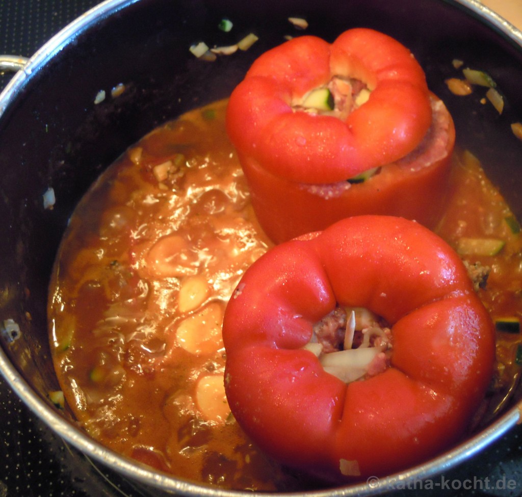 Gefüllte Paprika mit tomatiger Sauce und Reis - Katha-kocht! Gefüllte Paprika mit tomatiger Sauce und Reis - Katha-kocht!