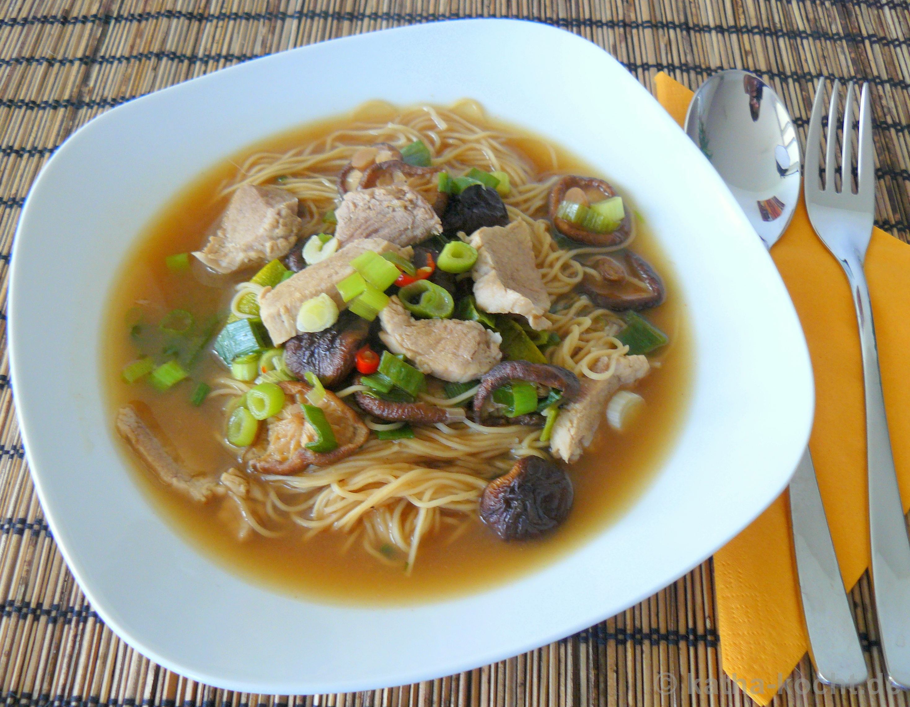 Sauer-Scharfe Thai Nudel-Suppe mit Schweinefleisch und Pilzen
