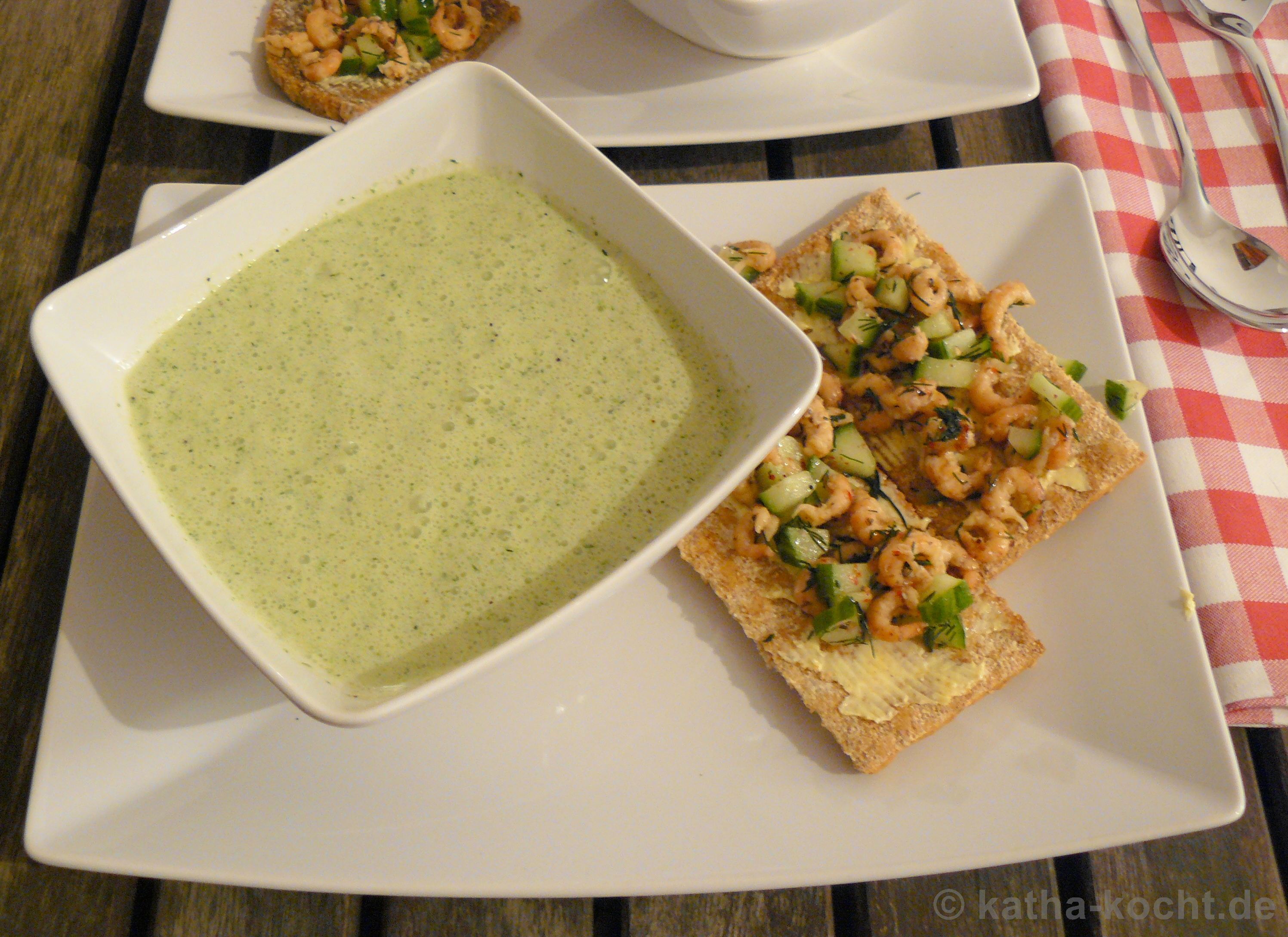 Frischer Krabbensalat und kalte Buttermilch-Gurken-Suppe