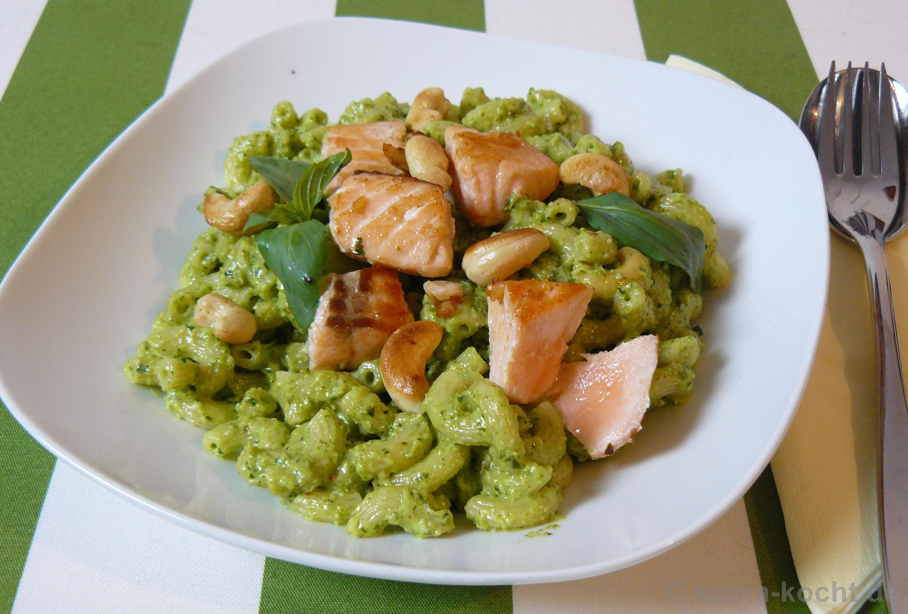 Hörnchennudeln mit Thai-Pesto und Lachs