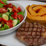 Steak mit Paprika Brotschnecke und buntem Romana-Salat
