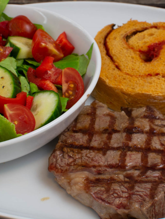 Steak mit Paprika Brotschnecke und schnellem Salat