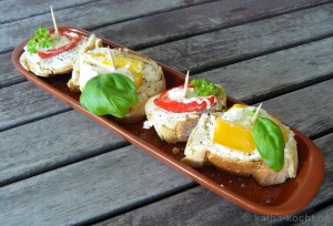 Tapas - Paprika mit Frischkäsefüllung auf Brotscheibchen