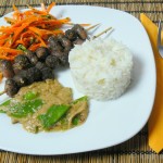 Thai-Hühnerherzenspieße mit Erdnusssauce und Karotten-Koriander Salat